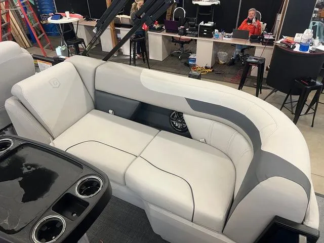 Slide: The Image of Godfrey Sweetwater 2286 SB Impact 27 in. Center Tube Packa 2025 - 4