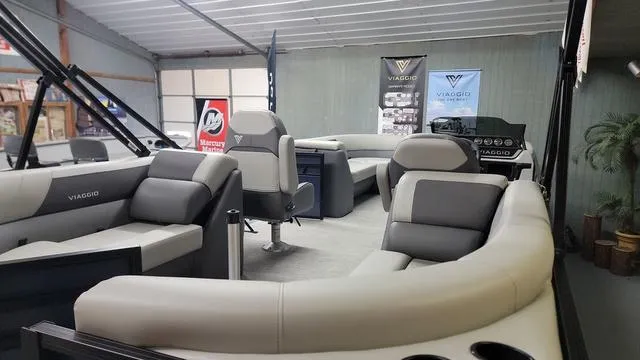 Slide: The Image of Viaggio LAGO V22U Bi-Toon 2025 - 5