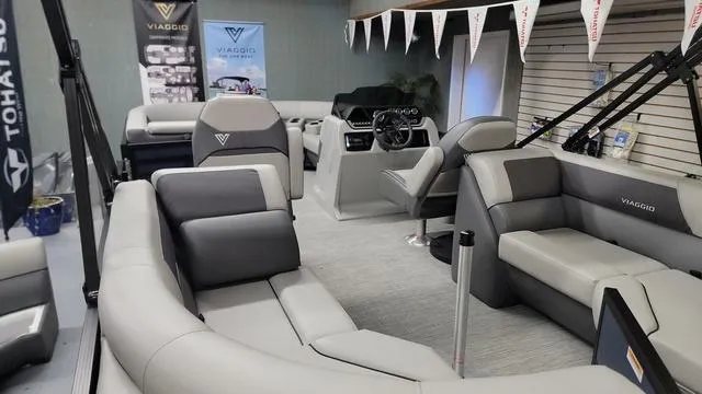 Slide: The Image of Viaggio LAGO V22U Bi-Toon 2025 - 6