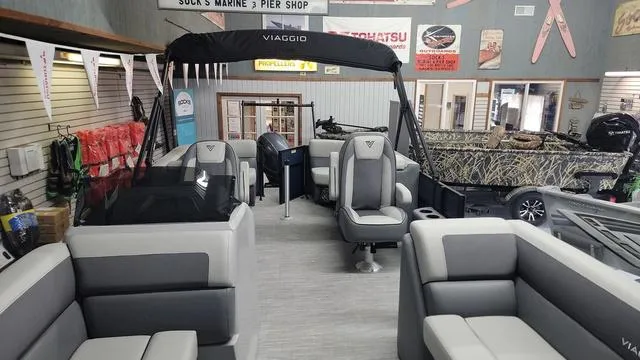 Slide: The Image of Viaggio LAGO V22U Bi-Toon 2025 - 7