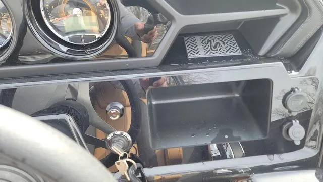 Slide: The Image of Viaggio LAGO X 22U Tri-Toon (25" Tubes) 2025 - 10