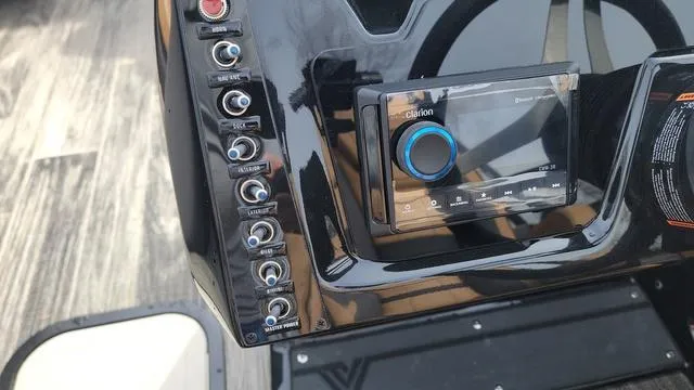 Slide: The Image of Viaggio LAGO X 22U Tri-Toon (25" Tubes) 2025 - 11