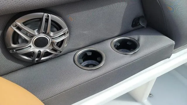 Slide: The Image of Viaggio LAGO X 22U Tri-Toon (25" Tubes) 2025 - 13