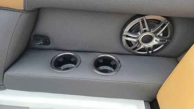 Slide: The Image of Viaggio LAGO X 22U Tri-Toon (25" Tubes) 2025 - 14