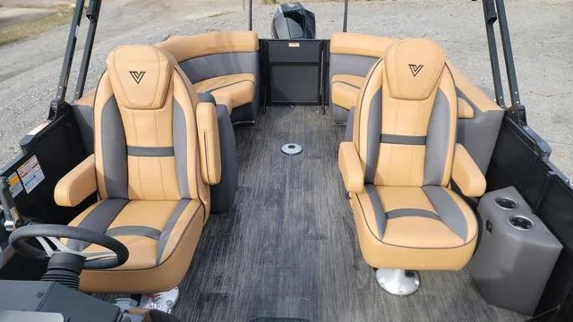 Slide: The Image of Viaggio LAGO X 22U Tri-Toon (25" Tubes) 2025 - 15