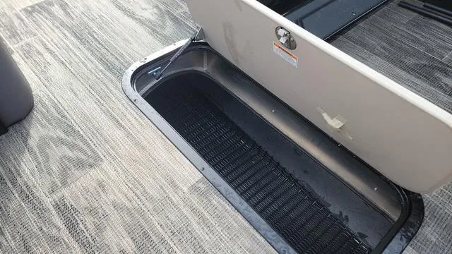 Slide: The Image of Viaggio LAGO X 22U Tri-Toon (25" Tubes) 2025 - 16