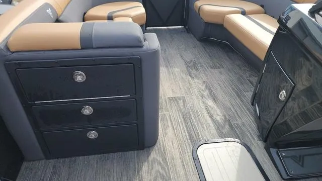 Slide: The Image of Viaggio LAGO X 22U Tri-Toon (25" Tubes) 2025 - 17