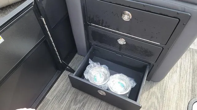 Slide: The Image of Viaggio LAGO X 22U Tri-Toon (25" Tubes) 2025 - 18