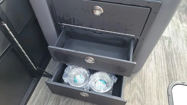 Slide: The Image of Viaggio LAGO X 22U Tri-Toon (25" Tubes) 2025 - 19