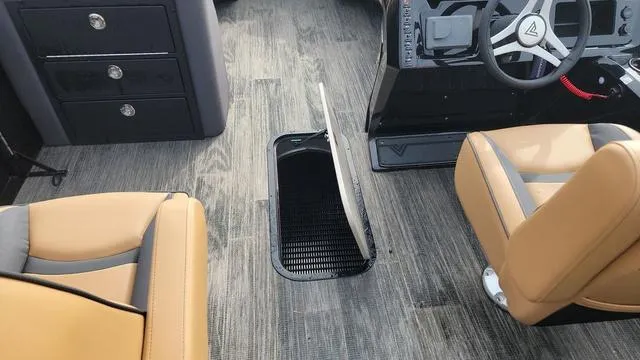 Slide: The Image of Viaggio LAGO X 22U Tri-Toon (25" Tubes) 2025 - 21