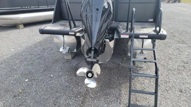 Slide: The Image of Viaggio LAGO X 22U Tri-Toon (25" Tubes) 2025 - 23