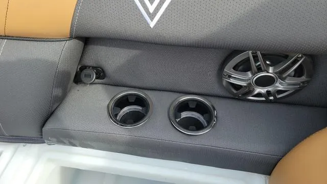 Slide: The Image of Viaggio LAGO X 22U Tri-Toon (25" Tubes) 2025 - 24