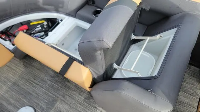 Slide: The Image of Viaggio LAGO X 22U Tri-Toon (25" Tubes) 2025 - 28