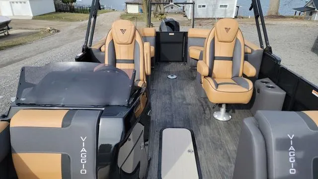 Slide: The Image of Viaggio LAGO X 22U Tri-Toon (25" Tubes) 2025 - 3