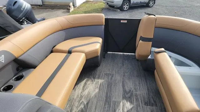 Slide: The Image of Viaggio LAGO X 22U Tri-Toon (25" Tubes) 2025 - 31