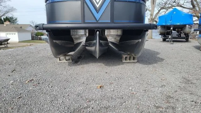 Slide: The Image of Viaggio LAGO X 22U Tri-Toon (25" Tubes) 2025 - 33