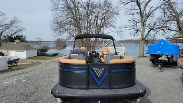 Slide: The Image of Viaggio LAGO X 22U Tri-Toon (25" Tubes) 2025 - 34