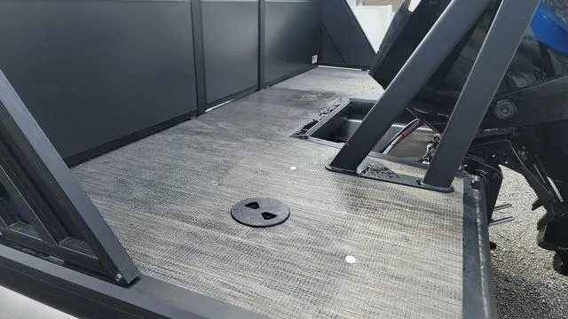 Slide: The Image of Viaggio LAGO X 22U Tri-Toon (25" Tubes) 2025 - 39