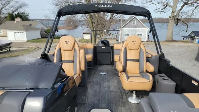 Slide: The Image of Viaggio LAGO X 22U Tri-Toon (25" Tubes) 2025 - 4