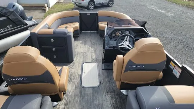 Slide: The Image of Viaggio LAGO X 22U Tri-Toon (25" Tubes) 2025 - 5