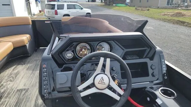 Slide: The Image of Viaggio LAGO X 22U Tri-Toon (25" Tubes) 2025 - 6