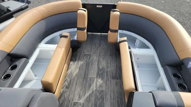 Slide: The Image of Viaggio LAGO X 22U Tri-Toon (25" Tubes) 2025 - 7