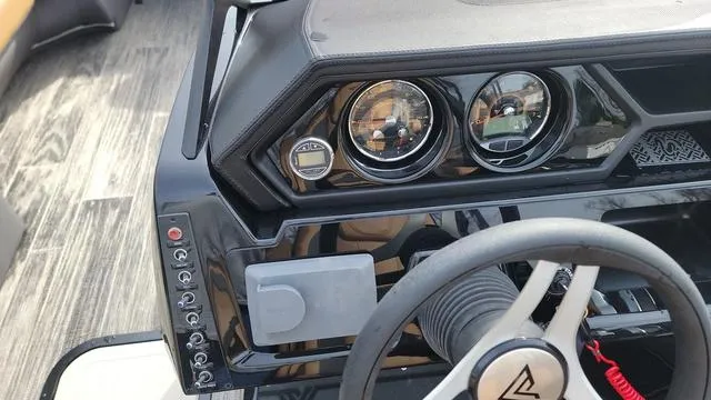 Slide: The Image of Viaggio LAGO X 22U Tri-Toon (25" Tubes) 2025 - 8