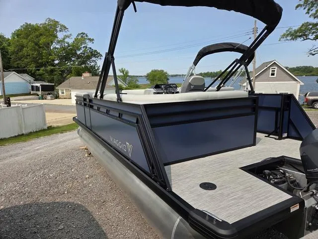 Slide: The Image of Viaggio LAGO V20C Bi-Toon 2025 - 9