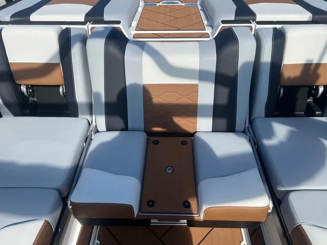Slide: The Image of Malibu Wakesetter 23 LSV 2025 - 10