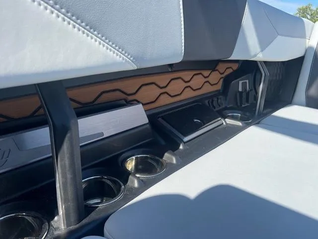 Slide: The Image of Malibu Wakesetter 23 LSV 2025 - 14