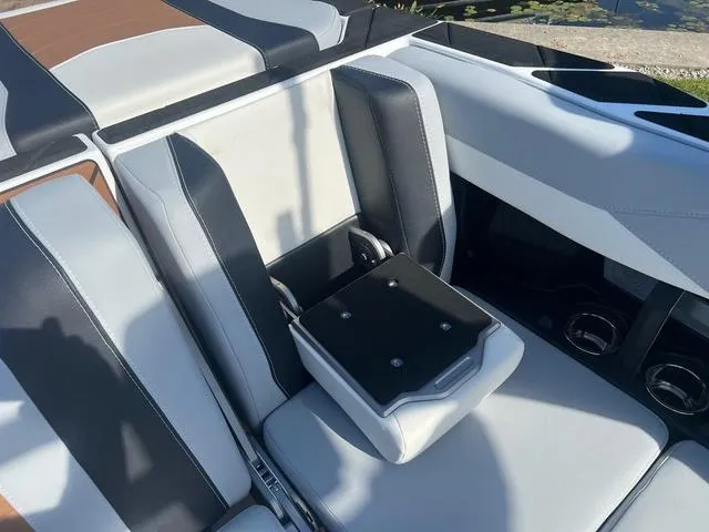 Slide: The Image of Malibu Wakesetter 23 LSV 2025 - 9