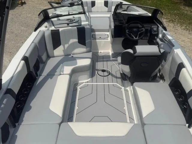 Slide: The Image of Malibu Wakesetter 21 LX 2025 - 4