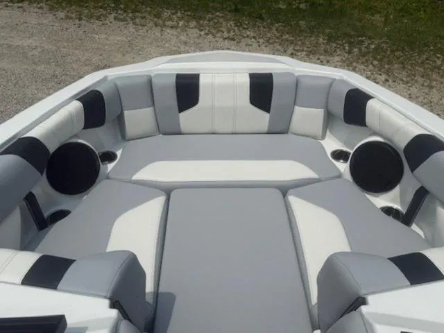 Slide: The Image of Malibu Wakesetter 21 LX 2025 - 5