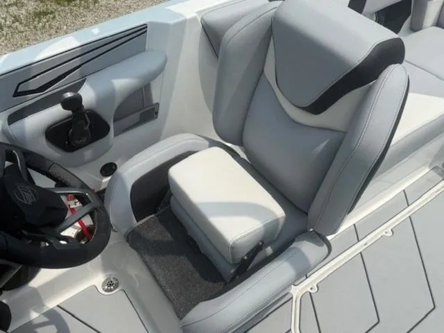 Slide: The Image of Malibu Wakesetter 21 LX 2025 - 7