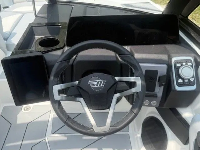 Slide: The Image of Malibu Wakesetter 21 LX 2025 - 8