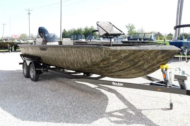 Slide: The Image of SeaArk Shadow 24 v 2025 - 4