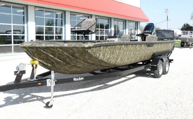 Slide: The Image of SeaArk Shadow 24 v 2025 - 5