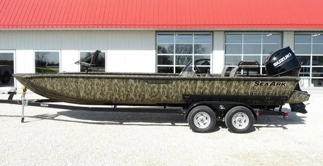 Slide: The Image of SeaArk Shadow 24 v 2025 - 6