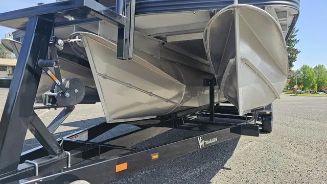 Slide: The Image of Manitou 24' EXPLORE MAX DECK 150HP STEALTH MOTOR SWITCHBAC 2025 - 20