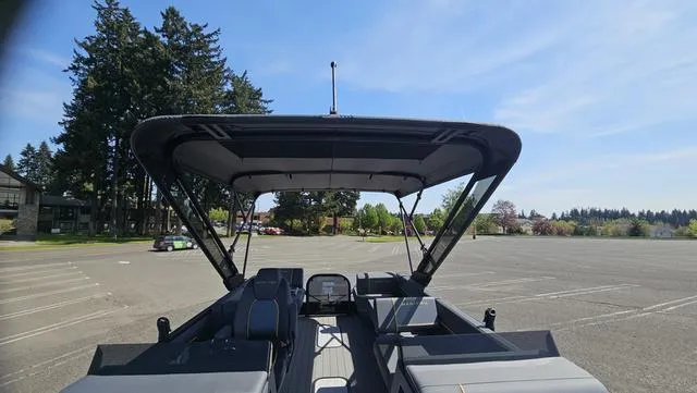 Slide: The Image of Manitou 24' EXPLORE MAX DECK 150HP STEALTH MOTOR SWITCHBAC 2025 - 28