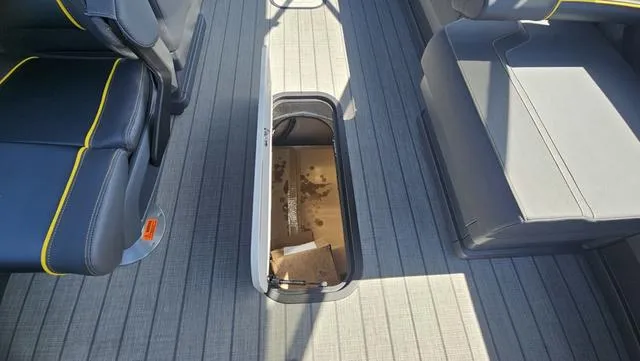 Slide: The Image of Manitou 24' EXPLORE MAX DECK 150HP STEALTH MOTOR SWITCHBAC 2025 - 32