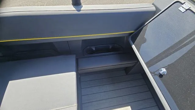 Slide: The Image of Manitou 24' EXPLORE MAX DECK 150HP STEALTH MOTOR SWITCHBAC 2025 - 33