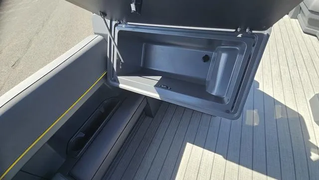 Slide: The Image of Manitou 24' EXPLORE MAX DECK 150HP STEALTH MOTOR SWITCHBAC 2025 - 34