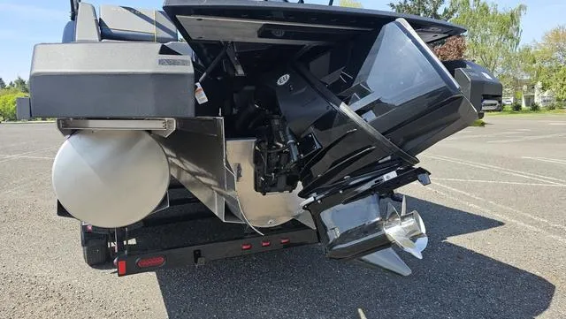 Slide: The Image of Manitou 24' EXPLORE MAX DECK 150HP STEALTH MOTOR SWITCHBAC 2025 - 6