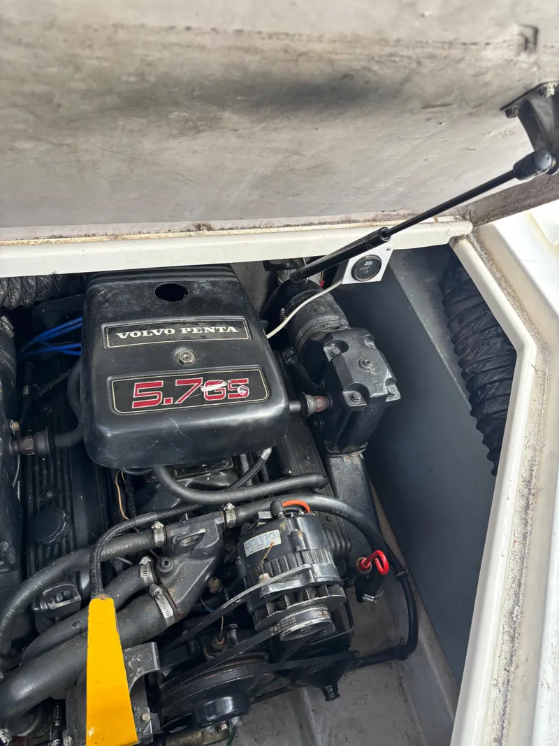 Slide: The Image of Engine compartment of a 1998 Wellcraft 3000 Martinique with Volvo Penta 5.7GS engine. - 18
