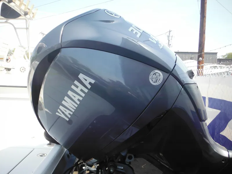 Slide: The Image of Yamaha outboard motor on 2011 Ranger 2410 Bay Ranger boat, side view. - 33