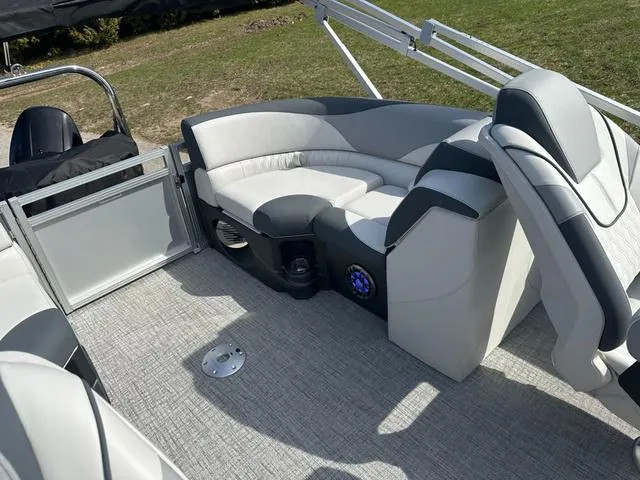 Slide: The Image of Tahoe 2185 LTZ Quad Lounger 2025 - 19