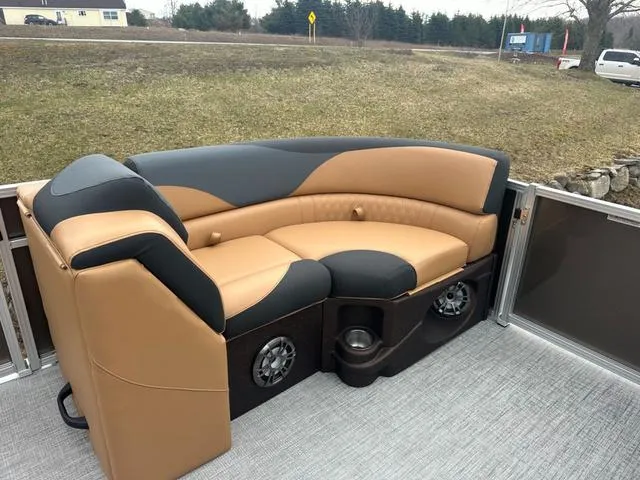 Slide: The Image of Tahoe 2185 LTZ Quad Lounger 2025 - 10