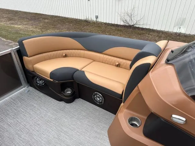 Slide: The Image of Tahoe 2185 LTZ Quad Lounger 2025 - 11