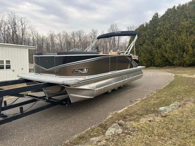 Slide: The Image of Tahoe 2185 LTZ Quad Lounger 2025 - 7